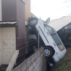 El camión arrastró un auto y ambos quedaron estrellados sobre la pared de una vivienda en el sector Seminario en Ambato.