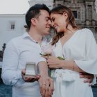 El anillo de compromiso lo entregó a su novia el junio del año pasado en la Plaza Grande.