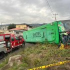 Comuneros y paramédicos auxiliaron a los heridos junto al bus volcado en el caserío San Antonio de Pondoa.