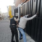 El individuo fue atrapado por agentes de la Policía Nacional tras ser localizado por la víctima.