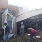 Camión arrastró a un auto y se estrelló contra una casa, en Ambato.