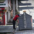 Los vecinos aseguran que los indigentes también suelen ir a la casa a comprar droga.