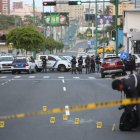 Agentes recopilaron indicios balísticos dispersos en la vía de Barbasquillo.