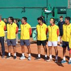El capitán Raúl Viver con los integrantes de la selección de Ecuador para este reto de la Davis ante los charrúas.