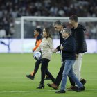 Edgardo Bauza ingresó a la cancha acompañado por su esposa y su hijo mayor.