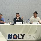 Roberto Gilbert Febres-Cordero, Roberto Ibáñez Romero (c) y Andrés Guschmer durante la presentación del proyecto deportivo.