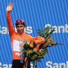 Jhonatan Narváez en el podio como campeón del Santos Tour Down Under.