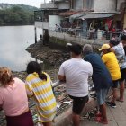 Moradores observaban cómo encontraron a la persona baleada en el Estero Salado.