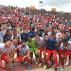 Los jugadores de El Nacional fueron a festejar el título de la Copa AFNA con sus hinchas.