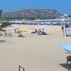 La mañana de este domingo, la playa de Chipipe estuvo con notable concurrencia de turistas.