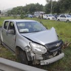 El vehículo implicado colisionó contra un patrullero policial y luego se estrelló en una baranda.
