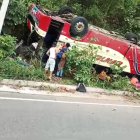 El bus terminó volteado y las autoridades llegaron al sitio para atender la situación.