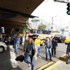 Así deben cruzar los peatones, sorteando los vehículos en la avenida 10 de Agosto.