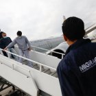 El primer vuelo de deportaciones llega a Colombia.