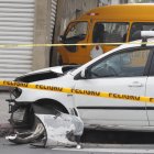 Los dos carros implicados quedaron averiados. El expreso terminó estrellándose contra un local.