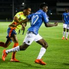 Kener González de Colombia disputa un balón con Bruno Steven Caicedo de Ecuador.