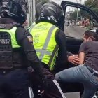 Un conductor trató de escapar mientras los agentes de tránsito llevaban a cabo un operativo.