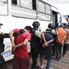 Entre las evidencias hay armas de fuego, sustancias sujetas a fiscalización, herramientas y otros objetos. Hay 21 detenidos.