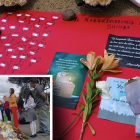En el parque dejaron diversas flores por el recuerdo de los inocentes aplastados por un árbol.