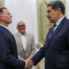 Nicolás Maduro saludando al enviado especial del presidente de Estados Unidos Donald Trump, Richard Grenell.