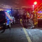 Los bomberos llegaron a la vía Santa Elena - Guayaquil para atender la emergencia.