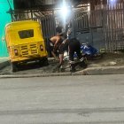 Una de las víctimas quedó tendida en el exterior de una vivienda, junto a una licorería.