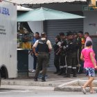 Policías acudieron al sitio para investigar el crimen.