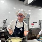 El humorista muestra el plato que aprendió en una escuela culinaria.