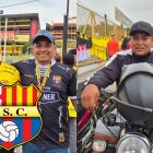 Kenny y su padre Fabián Guerrero, un barcelonista y el emelecista y Anibal Bravo llegó en moto desde la Cooperativa 6 de Julio en la vía a Machala. 4 horas de viaje entre ida y vuelta.