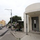 La estructura está ubicada en una zona de gran afluencia turística y junto a una de las puertas de la escuela Gonzalo Llona.