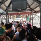 Decenas de usuarios varados en la estrecha parada del Parque California, justo después de que un articulado se dañara.