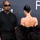 Kanye West y su esposa en los Grammys 2025.