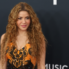 La cantante colombiana Shakira posa en la alfombra roja de la 67 ceremonia anual de los premios Grammy.