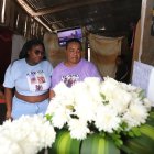 Familiares de Miguel durante su velorio en el Guasmo Sur de Guayaquil.