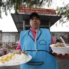 Doña Mary asegura que sus papas con cuero no las prepara con leche, como muchas cocineras lo hacen.