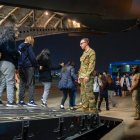 Ecuatorianos desembarcando de aviones estadounidenses al ser deportados