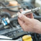 Se requieren pocas herramientas para realizar el cambio de bujías al automóvil.