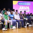 El presidente Daniel Noboa junto a los deportistas durante el anuncio oficial de la sede.