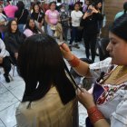 Los clientes son atendidos de pie, porque así dice tener mejor perspectiva de los cortes.