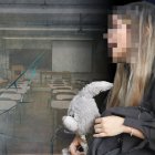 Mientras conversa con EXTRA, Roxana sostiene el peluche preferido y la maleta de su hijo Rick.