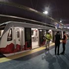 Los trabajos de revisión que realizan los técnicos del metro incluyen limpiar las vías y monitorear los sistemas.