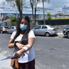 Gabriela Álvaro muestra las marcas  que le deja en su brazo el tratamiento de diálisis.