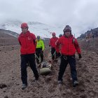 Rescatistas expertos en alta montaña rescataron el cuerpo sin vida del extranjero.