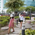 Una turista usa un sombrero para evitar ser ‘bautizada’ por un ave.