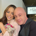 Érika Vélez y Jorge Rausch con la cachorrita Olivia.