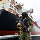 Personal de la Armada del Ecuador patrulla en lanchas rápidas las áreas fluviales aledañas a los puertos.