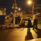 Policía custodiando el sitio donde fueron abandonados los supuestos restos humanos