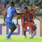 Eddy Mejía (d) fue una de las cartas ofensivas de El Nacional ante Blooming.