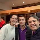 Mauricio Lizcano, exministro de Comunicaciones de Colombia junto a Daniel Noboa y Lavinia Valbonesi.