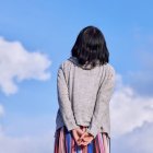 Caminar con las manos en la espalda se asocia a una señal de serenidad y concentración.